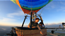 Jochem Myjer vliegt in een luchtballon over Nederland: 'Dat terwijl ik hoogtevrees heb'